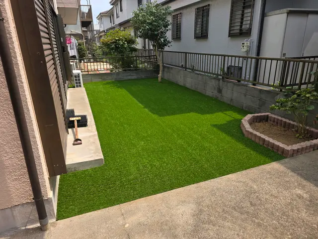 ワンちゃん、お子さまも安心の高密度&高耐久、下地が見えない高密度ふわふわ人工芝！サービスの画像