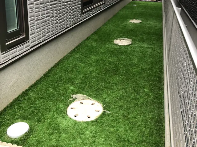 土間のプロが造る人工芝！レーザーのオートレベルを使用した水勾配や丁寧な下地作業！サービスの画像