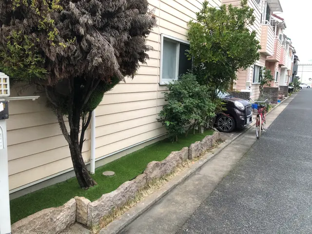 どんな形のお庭でも綺麗に施工可能！来年の草の時期に向けて秋冬の間にしましょう！サービスの画像