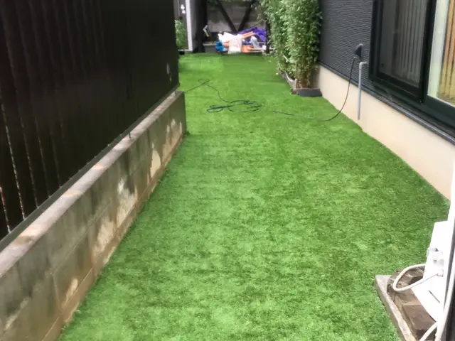 どんな形のお庭でも綺麗に施工可能！来年の草の時期に向けて秋冬の間にしましょう！サービスの画像