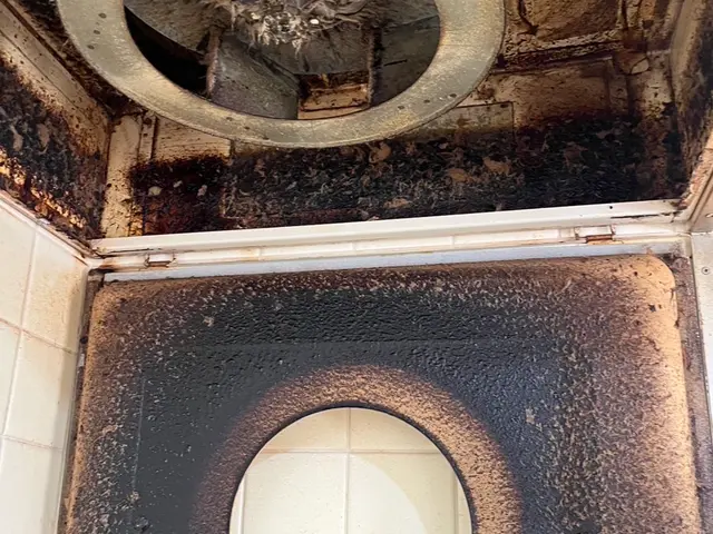 しっかりと養生させて頂きファンとカバーを分解洗浄いたします！サービスの画像