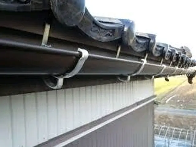 ■雨樋取り替え・修理・詰まり掃除！屋根ソーラーパネル鳩の巣、フン被害！サービスの画像