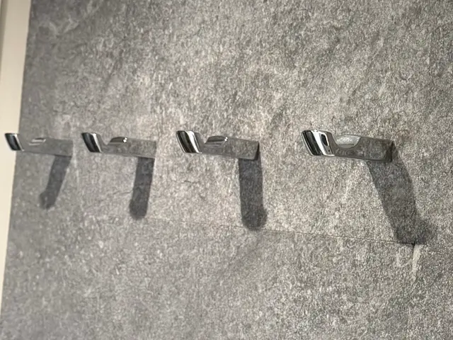 タオルハンガー各種壁に取付！移設、ぐらつき、付け直し、修理も対応！サービスの画像