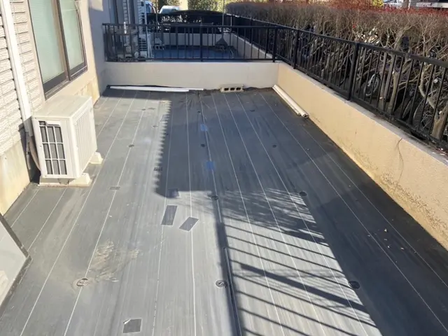 マンション、アパート、空き家になっているご実家の落ち葉清掃も承っています。サービスの画像