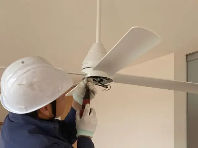 照明の事ならお任せください。高所吹き抜けシーリングファン等ご対応可能です。サービスの画像