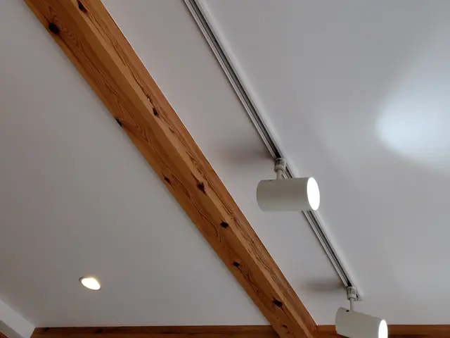 照明の事ならお任せください。高所吹き抜けシーリングファン等ご対応可能です。サービスの画像