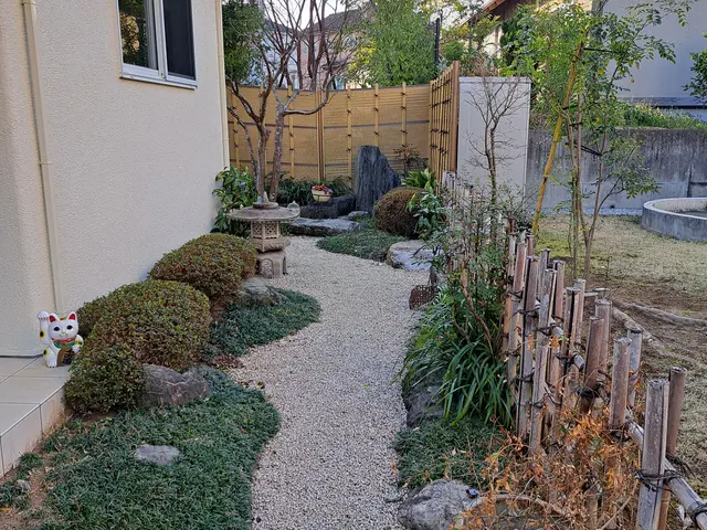 大学農学部で学んだ深い知識をもとに、植物にとってより良い剪定を行います。サービスの画像