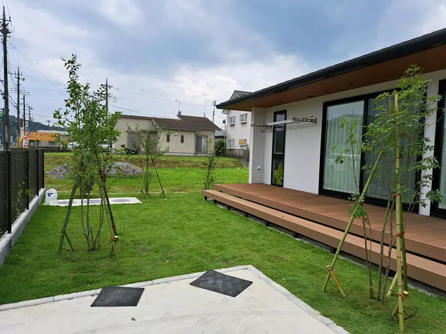 大学農学部で学んだ深い知識をもとに、植物にとってより良い剪定を行います。サービスの画像