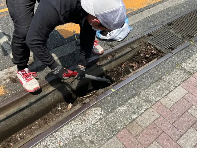 お家の周りの側溝の清掃ですサービスの画像