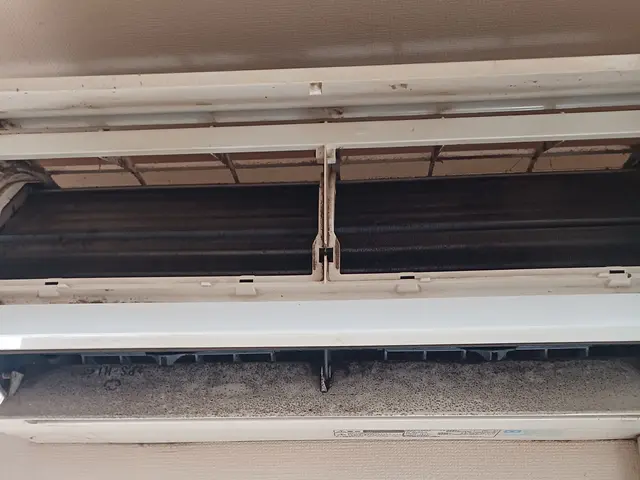 壁掛け式エアコン分解洗浄【女性スタッフ必ず同行】営業時間外でもご相談ください。サービスの画像