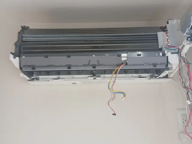 壁掛け式エアコン分解洗浄【女性スタッフ必ず同行】営業時間外でもご相談ください。サービスの画像