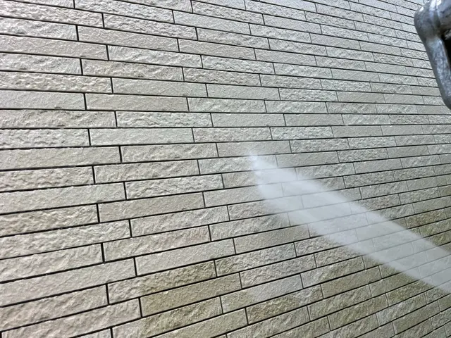 【高圧洗浄経験15年】【北面洗浄のみOK】伸縮ブラシの使用で足場が不要！！サービスの画像