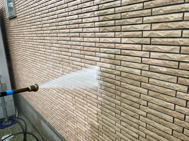 【高圧洗浄経験15年】【北面洗浄のみOK】伸縮ブラシの使用で足場が不要！！サービスの画像