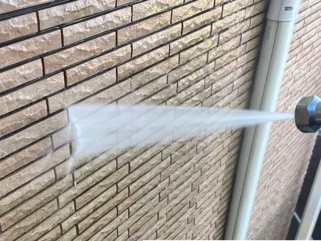 【高圧洗浄経験15年】【北面洗浄のみOK】伸縮ブラシの使用で足場が不要！！サービスの画像