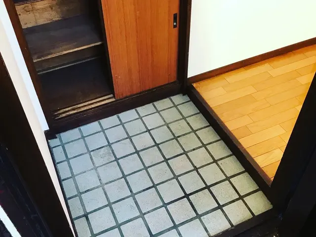 お家の中で大切かつ重要な玄関。高圧洗浄機でピカピカ！その他各種メニューもご対応サービスの画像