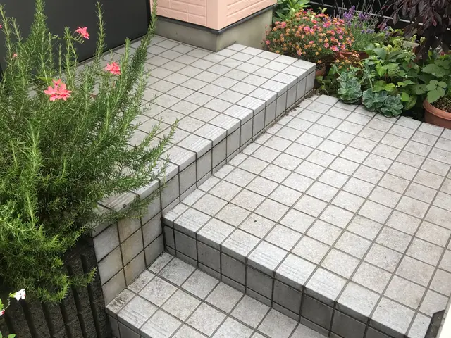 お家の中で大切かつ重要な玄関。高圧洗浄機でピカピカ！その他各種メニューもご対応サービスの画像