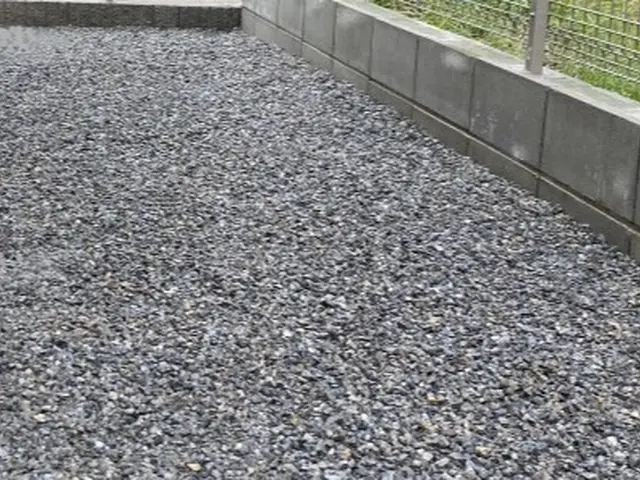 洋風砕石、カラー玉砂利、6号砕石(白、グレー）敷き込みサービスの画像