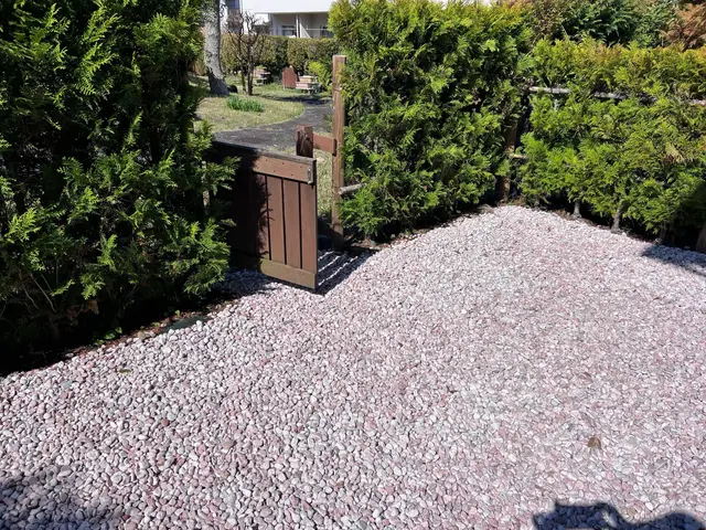 洋風砕石、カラー玉砂利、6号砕石(白、グレー）敷き込みサービスの画像