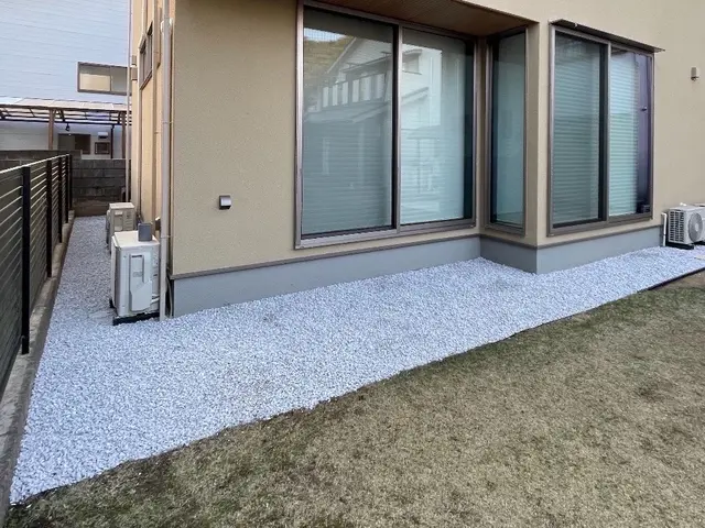 定番パターン、ザバーンシートからの石灰砂利敷き。手際よく作業致します！サービスの画像