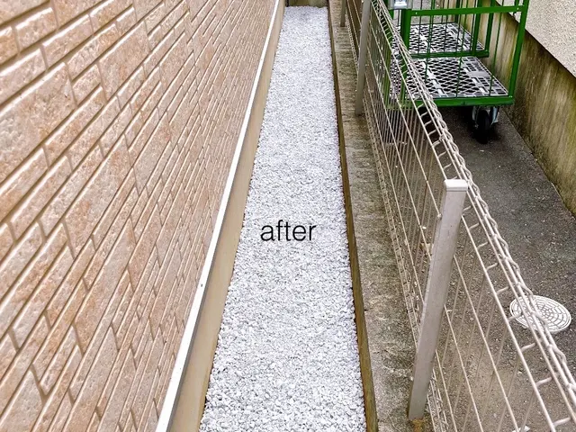 定番パターン、ザバーンシートからの石灰砂利敷き。手際よく作業致します！サービスの画像
