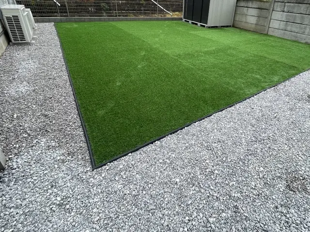 定番パターン、ザバーンシートからの石灰砂利敷き。手際よく作業致します！サービスの画像