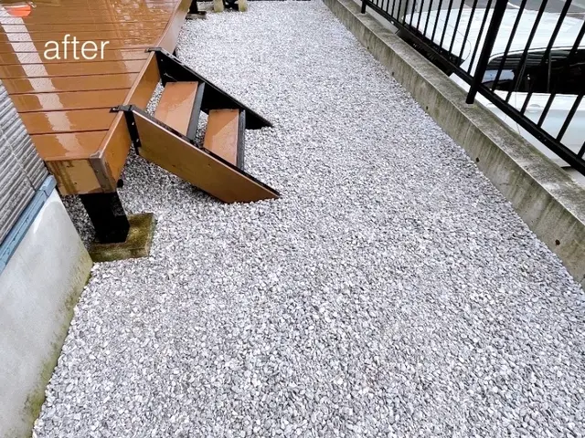 定番パターン、ザバーンシートからの石灰砂利敷き。手際よく作業致します！サービスの画像