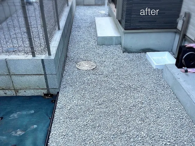 定番パターン、ザバーンシートからの石灰砂利敷き。手際よく作業致します！サービスの画像