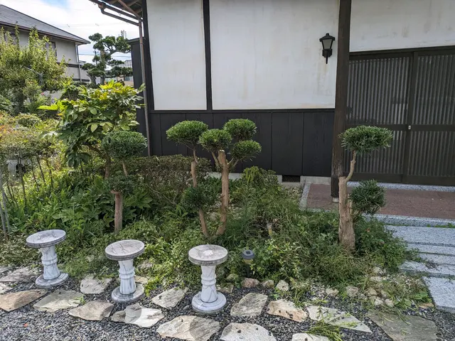 お庭の簡単な剪定をやらせていただきます。低い木の剪定料金は１時間3000円〜サービスの画像