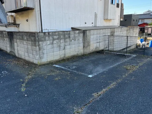 行政施設や企業敷地内の除草、剪定実績多数あり！サービスの画像