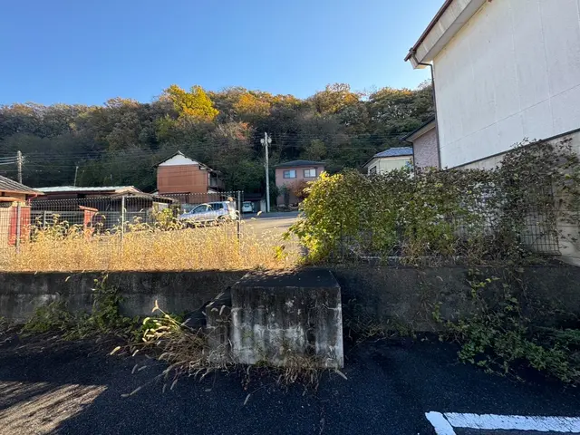 行政施設や企業敷地内の除草、剪定実績多数あり！サービスの画像