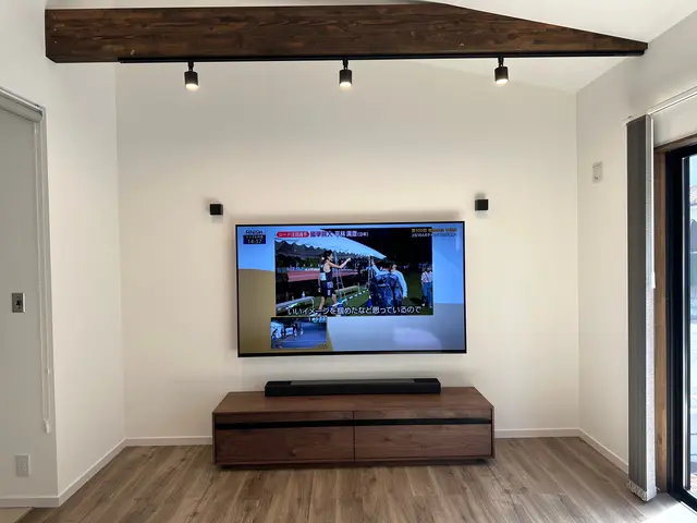 リビング床もスッキリ有効活用！壁掛けTV、その他付属品の取付もご相談ください。サービスの画像