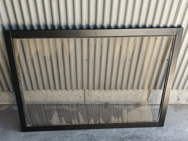 網戸張替えします☆丁寧かつ迅速な作業ゴム新品交換無料☆サービスの画像