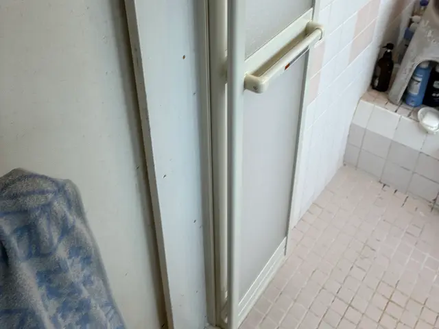 •	壁を壊さず、たった1日で浴室ドア交換　材料込みの値段ですサービスの画像