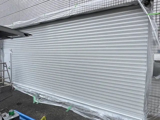 色褪せたシャッターも綺麗にします！サービスの画像