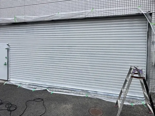 色褪せたシャッターも綺麗にします！サービスの画像