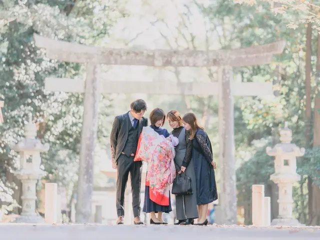 赤ちゃんに負担のないように気にかけながらお宮参り撮影します。