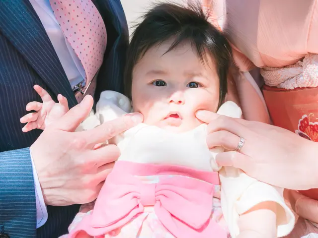 赤ちゃんに負担のないように気にかけながらお宮参り撮影します。