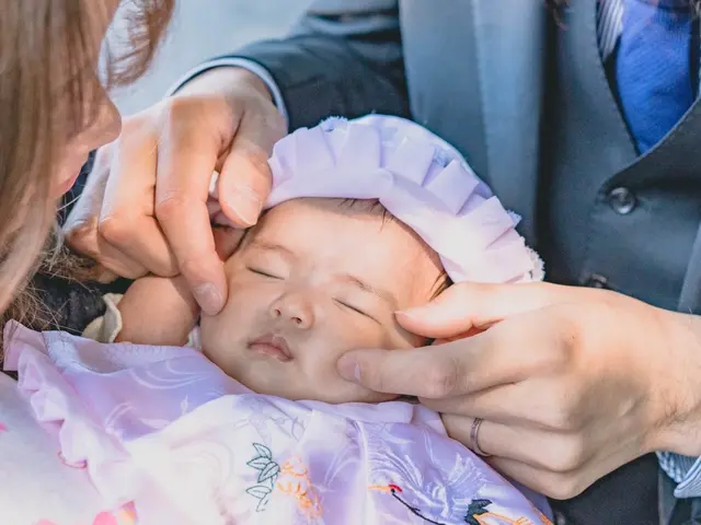 赤ちゃんに負担のないように気にかけながらお宮参り撮影します。