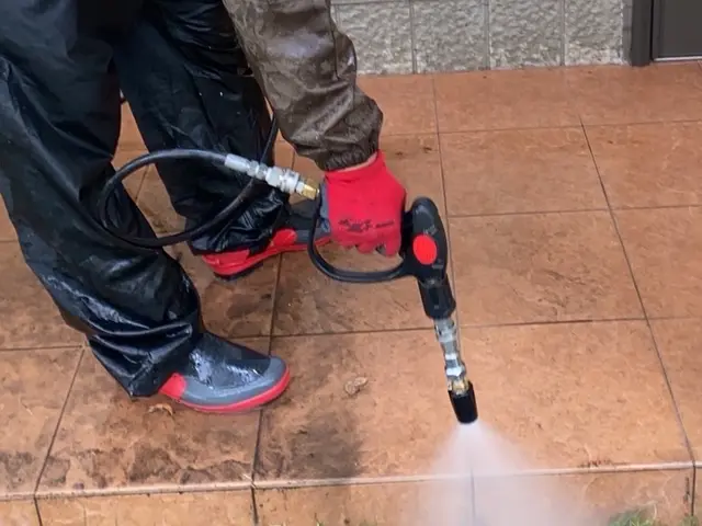 外壁高圧洗浄機サービスの画像