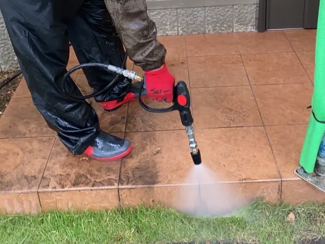 外壁高圧洗浄機サービスの画像