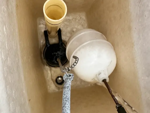 トイレタンク、ボールタップ、レバーハンドなど、タンク交換まで修理、交換承ります。サービスの画像