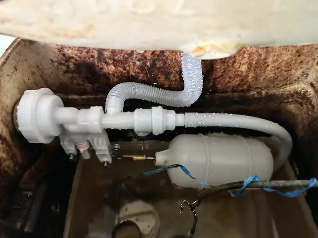 トイレタンク、ボールタップ、レバーハンドなど、タンク交換まで修理、交換承ります。サービスの画像