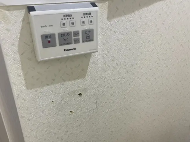 トイレットペーパーホルダーの取付致します。打ち合わせ後の取付です。サービスの画像