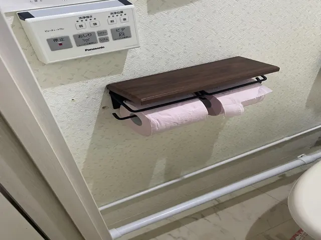 トイレットペーパーホルダーの取付致します。打ち合わせ後の取付です。サービスの画像