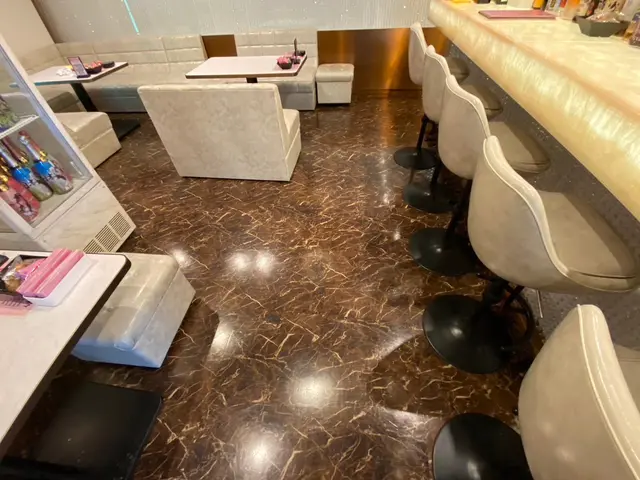 床の黒ずみなど、18年の実績が誇るプロのフロアクリーニングで輝きを取り戻す！サービスの画像