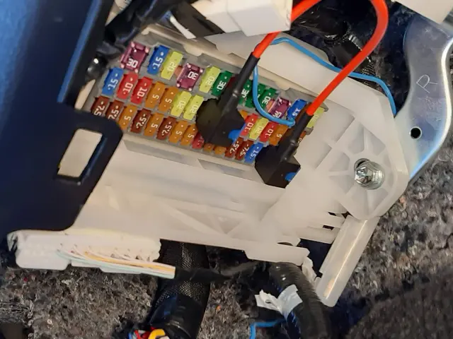 2級整備士が出張でドライブレコーダーの取付を致しますサービスの画像