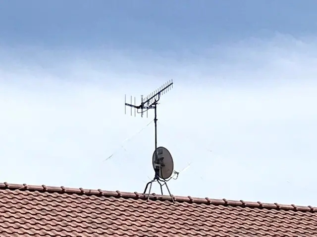 アンテナ工事お任せください。４K、８K対応工事も！インボイス対応サービスの画像