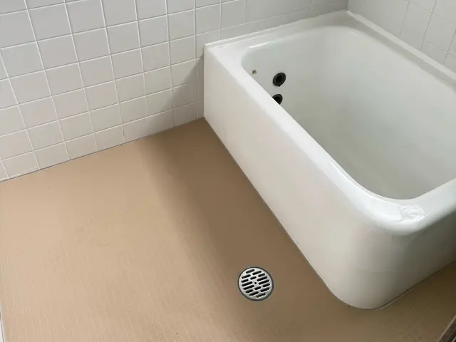 ヒートショック予防にも！浴室床シート貼り付け工事サービスの画像