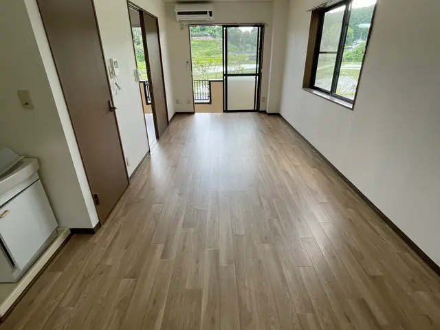 【予約はお早めに！】今年もあと4ヶ月！？年内にクロスの張替えいかがですか？サービスの画像