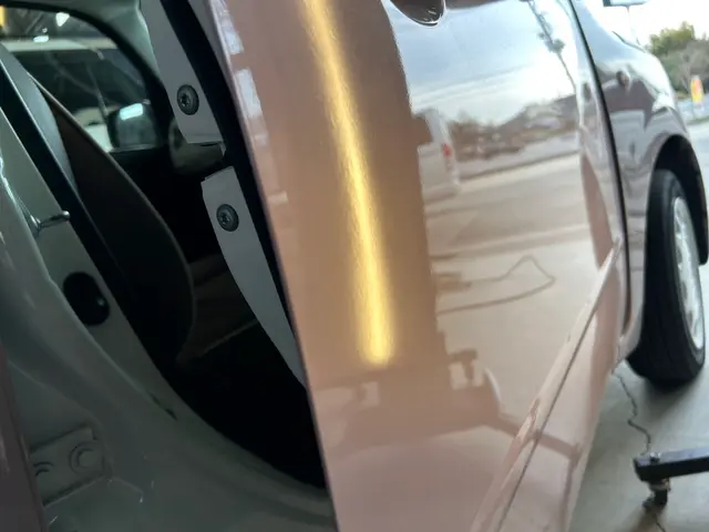 魔法のように愛車の凹みを修復！時間外エリア外も相談可！自社スタッフによる丁寧作業サービスの画像